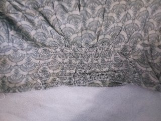 Blusa gris y blanca estampada