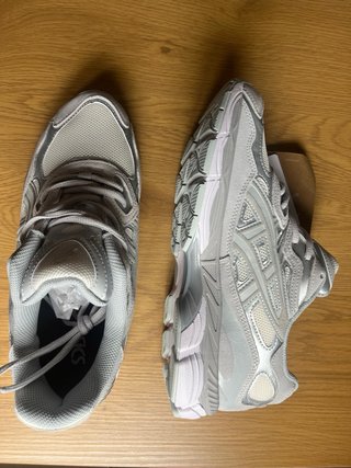 Zapatillas ASICS gris y plata, talla 43 NUEVAS
