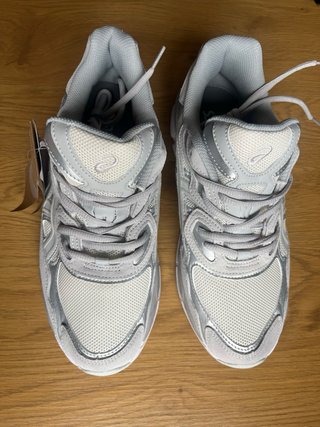 Zapatillas ASICS gris y plata, talla 43 NUEVAS