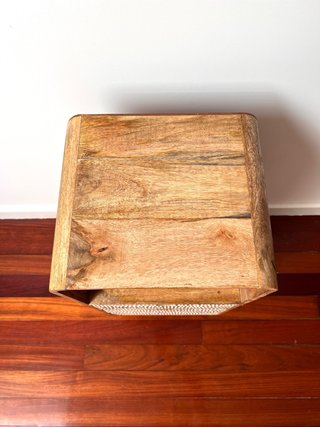 Mesita de noche de madera con cajones