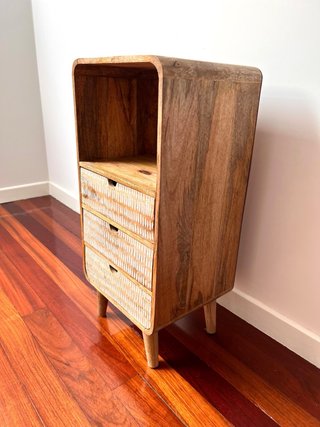 Mesita de noche de madera con cajones