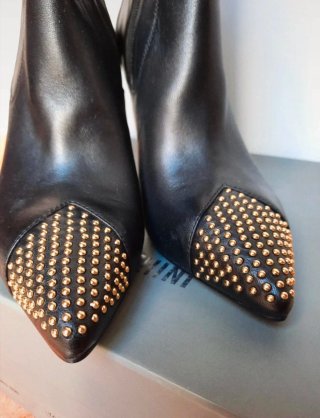 Botas altas negras con tachuelas doradas. T40