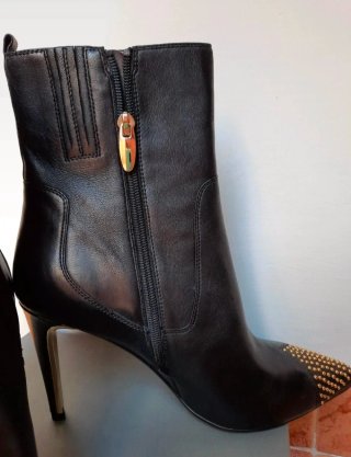 Botas altas negras con tachuelas doradas. T40