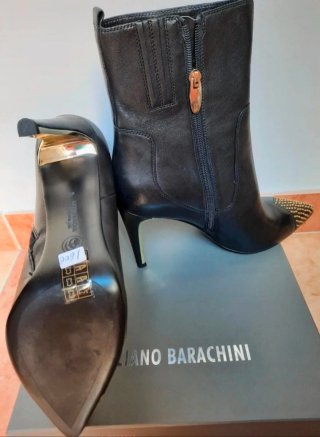 Botas altas negras con tachuelas doradas. T40