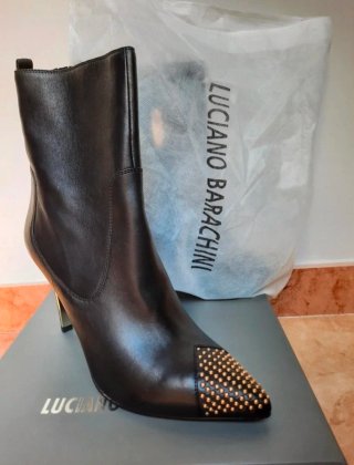 Botas altas negras con tachuelas doradas. T40