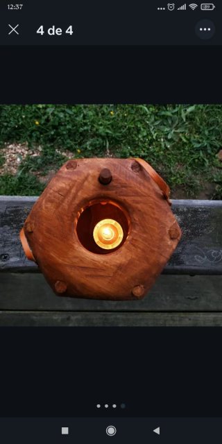 Lámpara artesanal medieval de madera