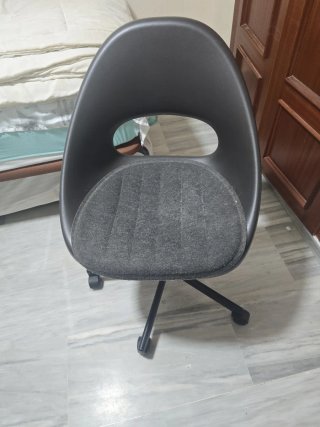 Silla de escritorio negra y gris