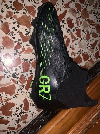 Zapatos de fútbol CR7 negros y verdes