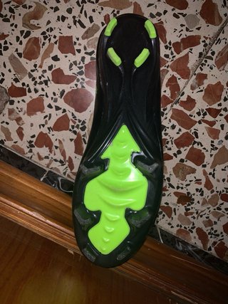 Zapatos de fútbol CR7 negros y verdes