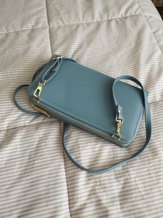 Bolso pequeño azul con cadena
