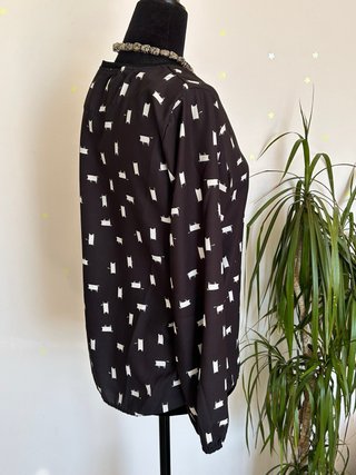 Blusa negra con estampado de gatos