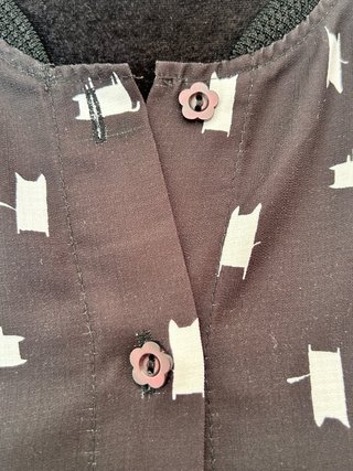Blusa negra con estampado de gatos