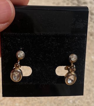 Pendientes dorados con circonita brillante