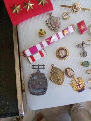 Lote militar insignias y medallas