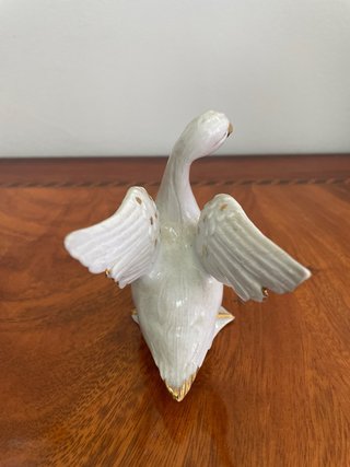 Figura cerámica cisne dorado
