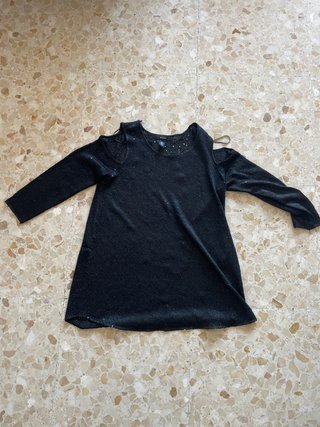 Blusa negra con lentejuelas y hombros descubiertos