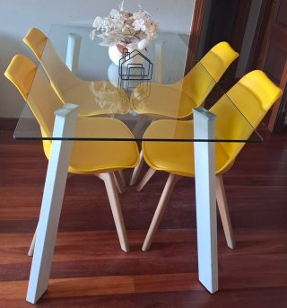 Mesa Comedor Cristal y 4 Sillas Amarillas