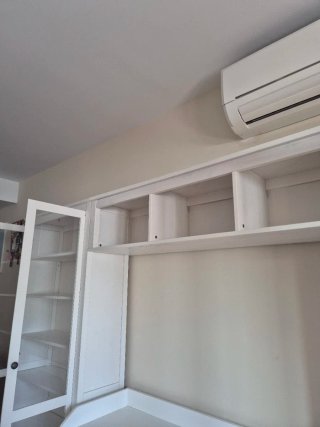 Vitrina doble con estantería