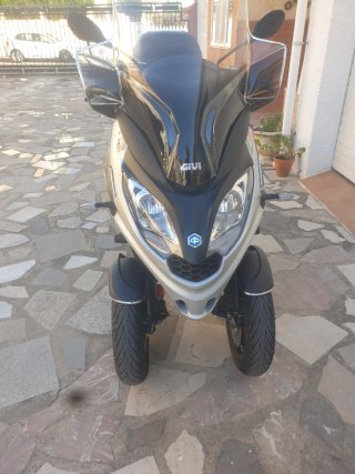 Piaggio 300cc Sport Maxi-Scooter