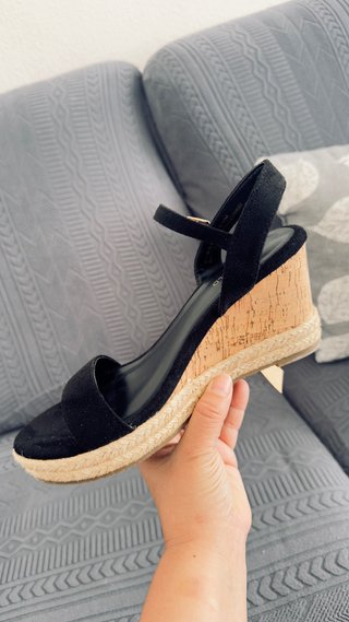 Sandalias de cuña negras y beige