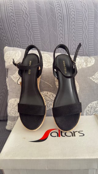 Sandalias de cuña negras y beige