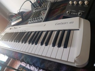 Controlador MIDI Samson Carbon 49