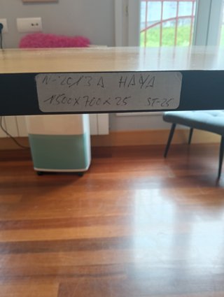 Escritorio haya con dos cajoneras.