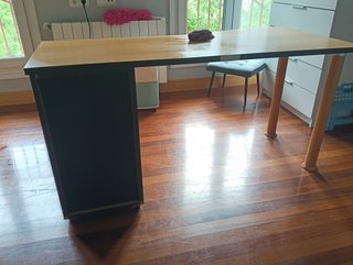Escritorio haya con dos cajoneras.