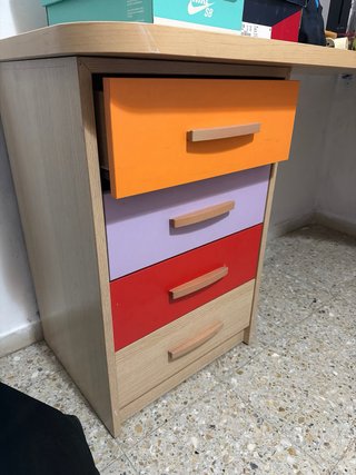 Scrivania per bambini con cassetti colorati