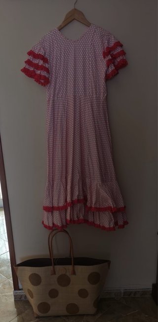 Traje de flamenca rosa con volantes