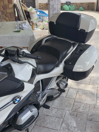 Moto Touring Blanca y Negra