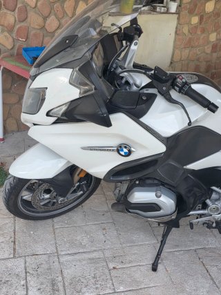 Moto Touring Blanca y Negra