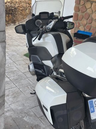 Moto Touring Blanca y Negra