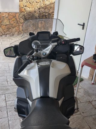 Moto Touring Blanca y Negra