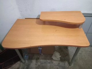 Mesa de madera con estante superior