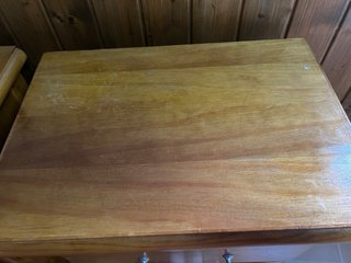 Mesita de noche de madera con cajones 20€ la unida