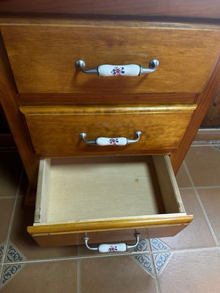 Mesita de noche de madera con cajones 20€ la unida