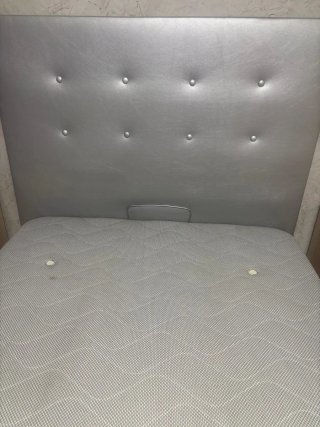 Cabecero de cama plateado tapizado