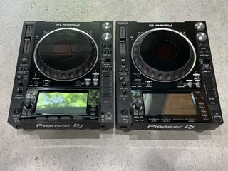 2x Pioneer DJ CDJ-2000NXS2 + Flightcases