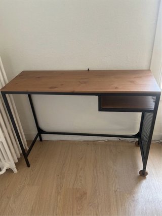 Mesa de madera y metal con ruedas