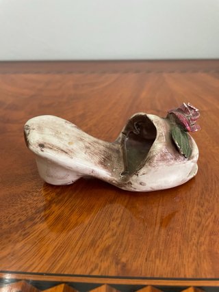 Figura de porcelana con rosa