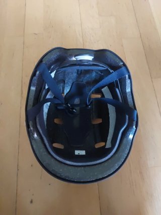 Casco patinete negro