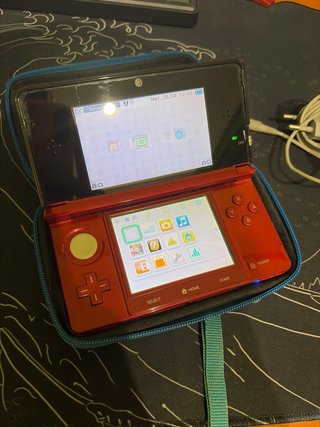Nintendo 3DS Roja + 2 Juegos + Cargador + Funda