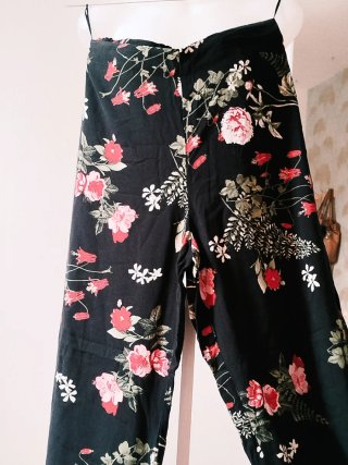 Pantaloni estivi floreali neri rosa M