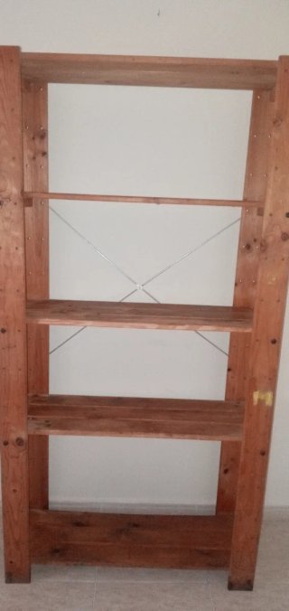 Estantería de madera maciza