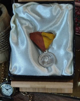 Broche antiguo Monserrat y Jesús principios S.XX