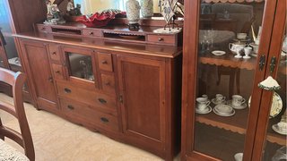 Comedor: Mesa, 8 Sillas, 2 Vitrinas y Repostero