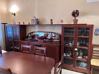 Comedor: Mesa, 8 Sillas, 2 Vitrinas y Repostero