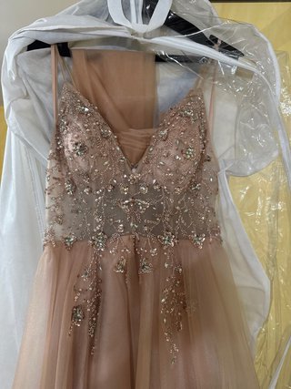 Abito lungo color bronzo con perline