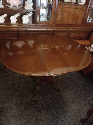 Mesa extensible y 4 sillas tapizadas